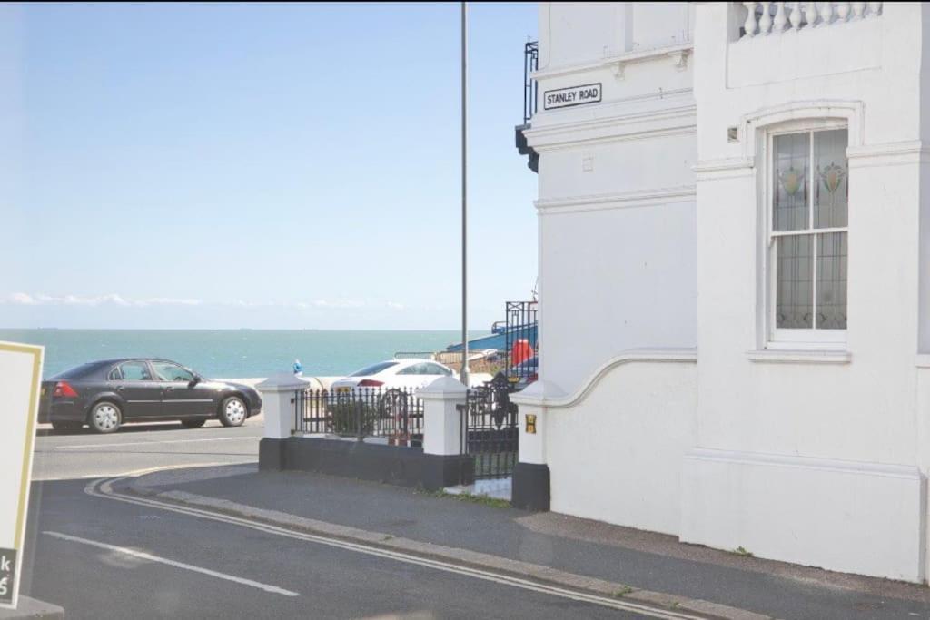 Apartment Stylish Beachfront In Historic *