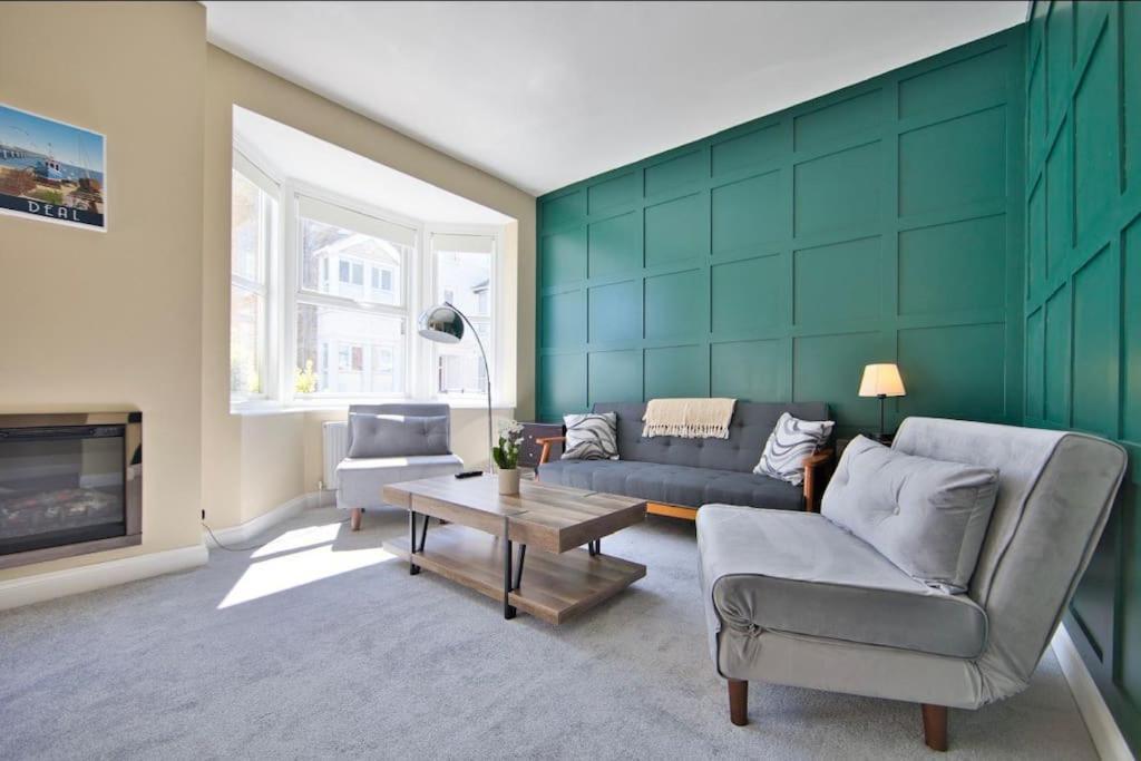 Apartment Stylish Beachfront In Historic Deal